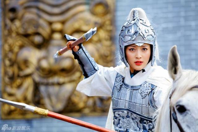巾帼不让须眉，盔甲造型的赵丽颖马思纯热巴等PK谁更美？