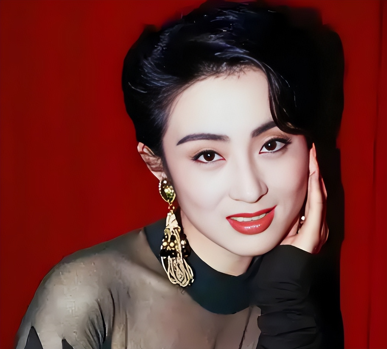 港圈短发美女_短发造型经典女星_短发女明星机场
