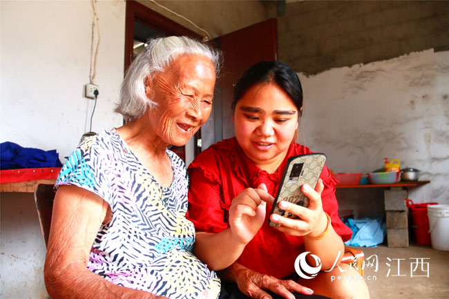 网红老太太八卦对话视频大全集-_86岁老人短视频直播_江西万年奶奶拍抖音