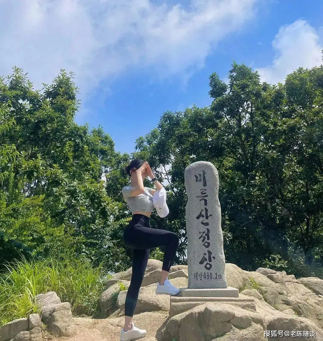 韩国普拉提瑜伽教练，纤细小蛮腰搭配傲人上围