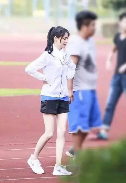 女星下半身惨不忍睹：郑爽牙签腿 范冰冰腿粗屁股大