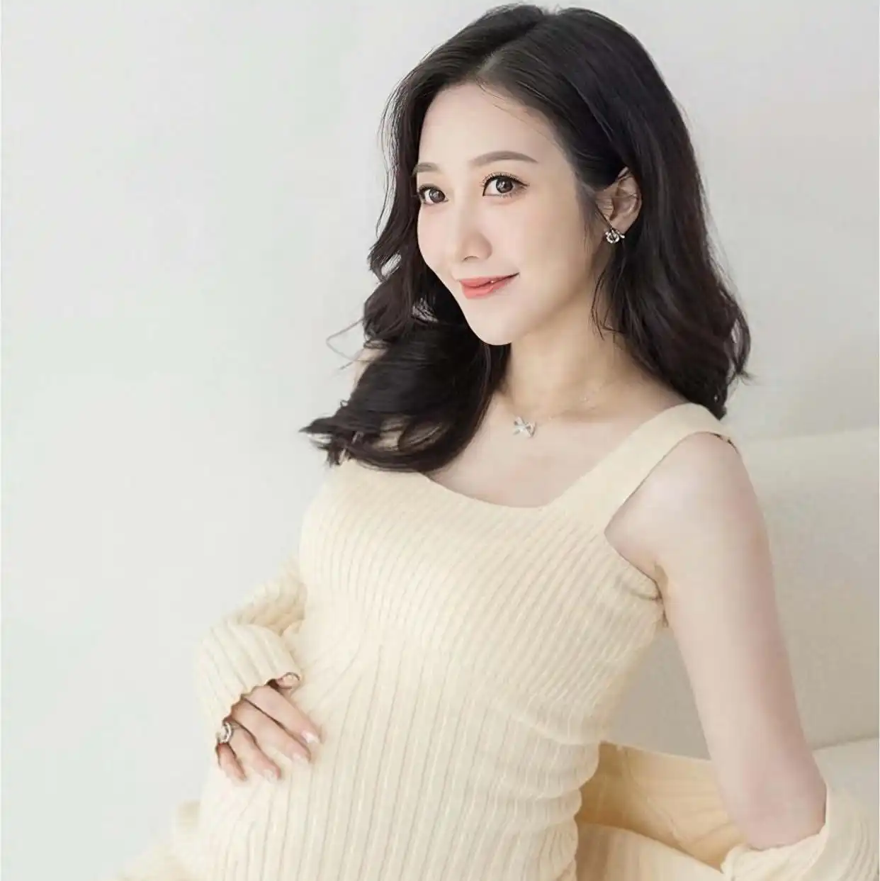 何依婷怀孕临盆消息_怀孕女明星大肚照_何依婷最新孕肚照片分享